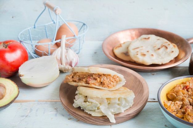 Arepas con reina pepiada e uovo perico