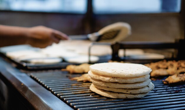 Arepas di mais colombiane grigliate in un'azienda locale