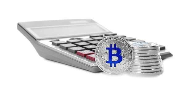 Argento bitcoin con calcolatrice su sfondo bianco