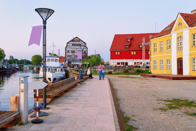 Argine del fiume Dane nella città vecchia di Klaipeda in Lituania, paese dell'Europa orientale sul Mar Baltico