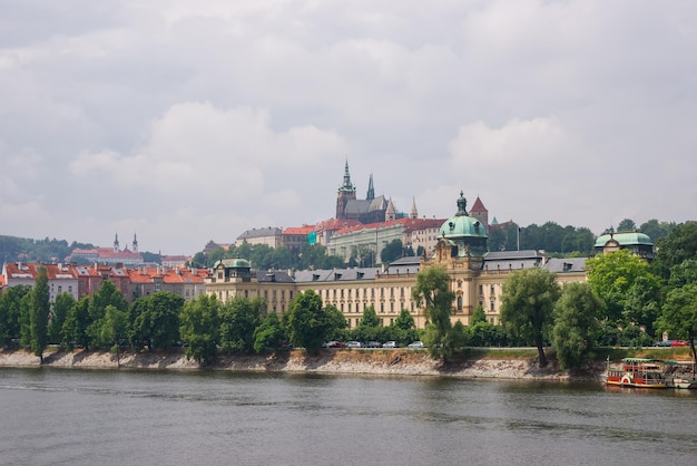 Argine del fiume Moldava e Città Vecchia di Praga, Repubblica Ceca. Accademia Strakova con sullo sfondo la Chiesa di San Vito