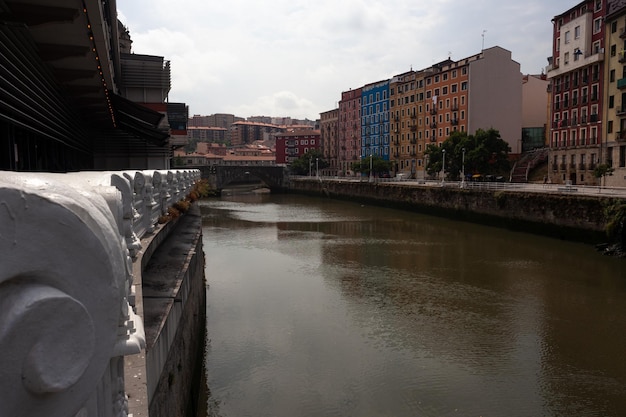 Argine del fiume Nervion nel centro di Bilbao