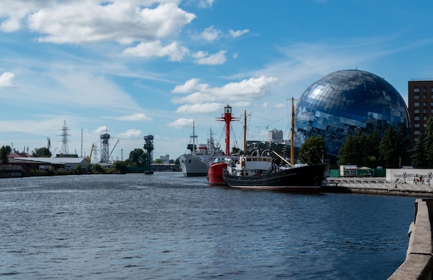 Argine del fiume Pregol che si affaccia sul Museo di Oceanologia nella città di Kaliningrad Russia Kalingrad keninsberg turismo estivo in russia ordine sul porto d'acqua