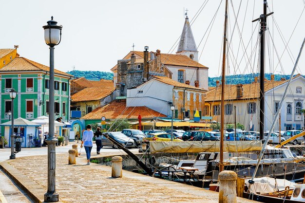 Argine del porto sul mare Adriatico nel villaggio di pescatori di Izola, Slovenia