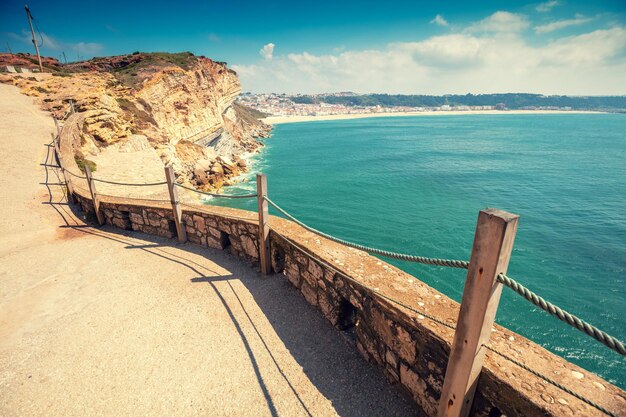 Argine dell'Oceano Atlantico a Nazare Portogallo Europa