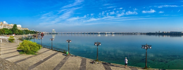 Argine della città di Dnipro in Ucraina in una soleggiata giornata estiva