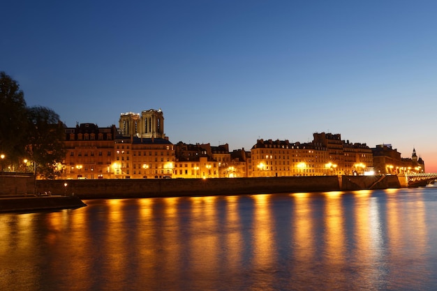 Argine della Senna vicino all'Ile de la Cite di notte Notre Dame sullo sfondo Parigi