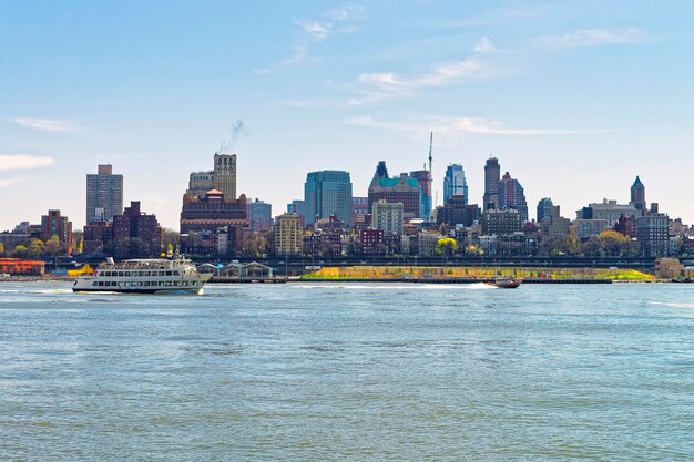 Argine di Brooklyn Heights a New York City, USA e East River. Vista da Lower Manhattan.