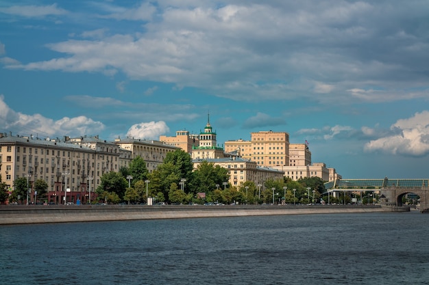 Argine di Mosca Frunzenskaya, vecchi edifici di architettura sovietica.