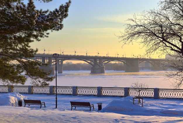 Argine invernale in serata Ponte comunale ad arco sul fiume Ob coperto di ghiaccio