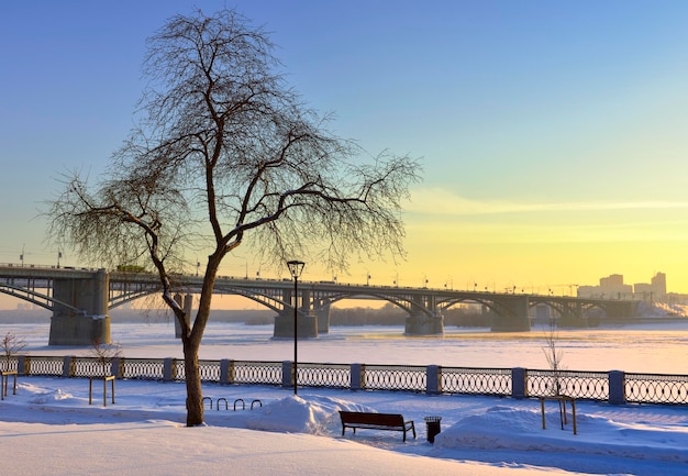 Argine invernale in serata un ponte ad arco comunale sul fiume Ob Novosibirsk Siberia