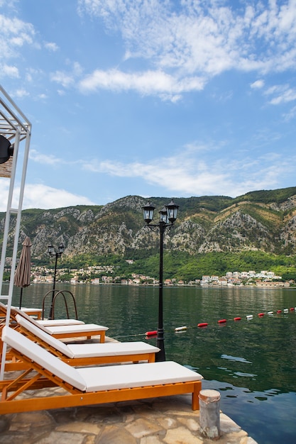 Argine molto bello della baia di Kotor, Montenegro