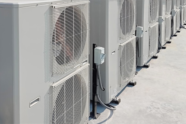 Aria condizionata (HVAC) sul tetto di un edificio industriale con cielo blu e nuvole.