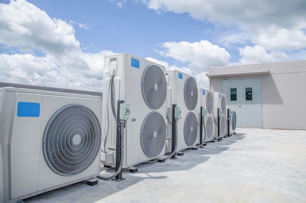 Aria condizionata HVAC sul tetto di un edificio industriale.