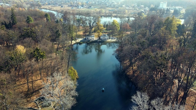 Arial drone vista volo sul lago nel parco in una soleggiata giornata autunnale