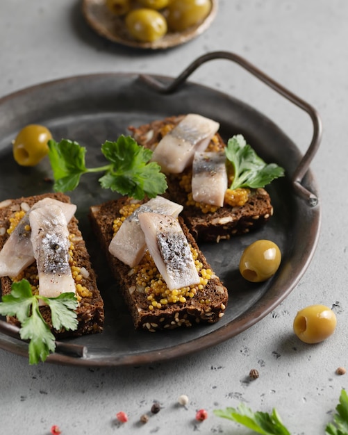 Aringa salata su pane nero