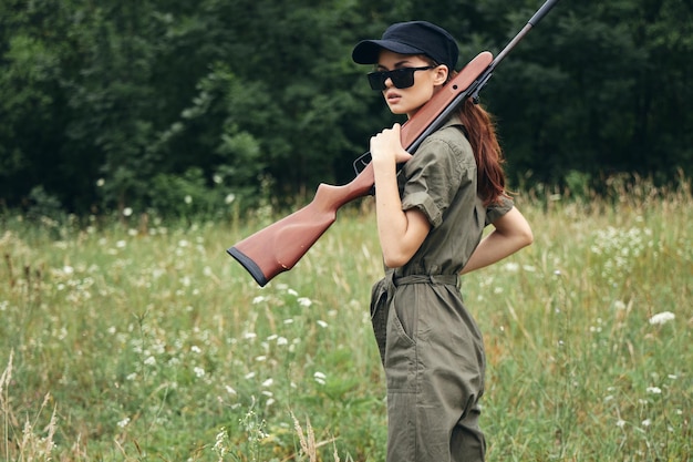 Arma donna nelle mani tuta armi da caccia verde