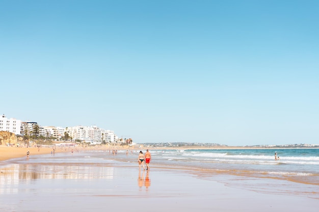 Armacao de Pera Algarve Portogallo Splendida vista sull'Oceano Atlantico di giorno e sulla città