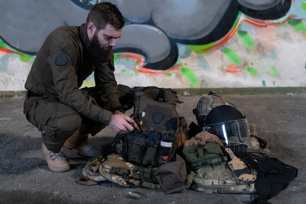 Armatura militare, casco e munizioni, fucile d'assalto Kalashnikov con matrone e composizione di laccio emostatico di pronto soccorso su legno marrone. Armatura dell'esercito. posa in piano. concetto militare. Foto di alta qualità