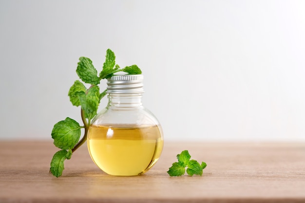 Aroma olio essenziale da una menta piperita nella bottiglia sul tavolo