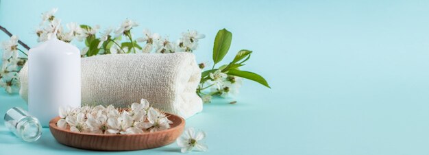 Aromaterapia concetto di benessere Spa e accessori per il relax su sfondo blu