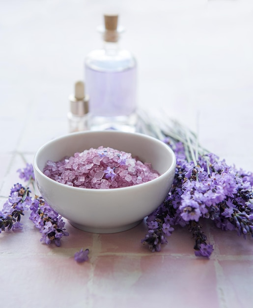 Aromaterapia sale da bagno alla lavanda e olio da massaggio