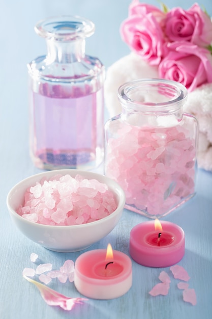 Aromaterapia termale con profumo di fiori di rosa e sale alle erbe