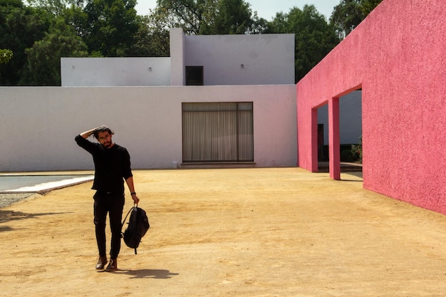 Arquitectura de luis barragan chico vestido de negro