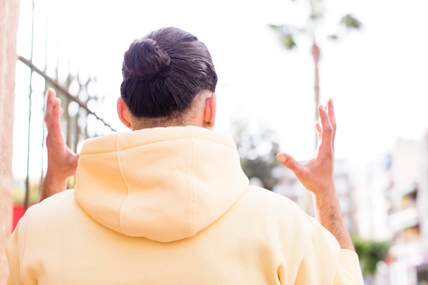 Arrabbiato con le mani alzate in aria sentendosi furioso frustrato stressato e sconvolto