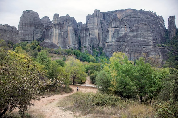 Arrampicata all'aperto su una miscela di arenaria e conglomerato a Meteora Kalabaka in Grecia