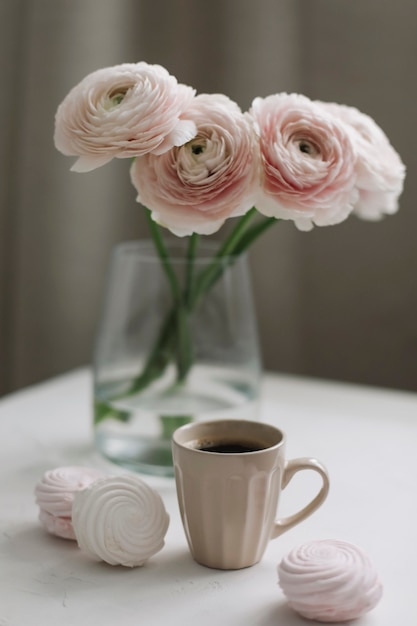 arredamento accogliente con un libro fiori e tazza di caffè alla luce del mattino