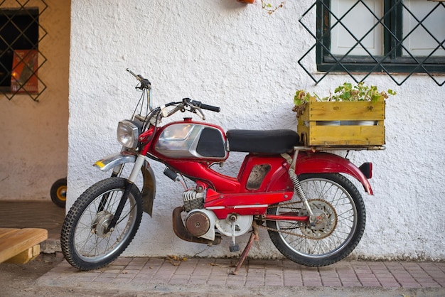 Arredamento da giardino, vecchia moto rossa e vintage.