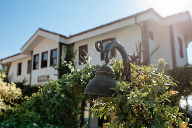 Arredamento dell'edificio. Una vecchia campana adorna l'esterno della casa all'ingresso. Primo piano. Campanello.