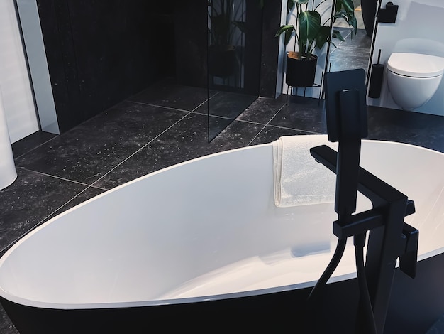 Arredamento moderno per interni bagno ecologico realizzato con materiali organici e sostenibili per la casa e design di lusso