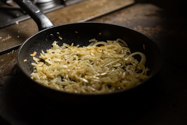 Arrostire le cipolle Le cipolle tritate vengono fritte in padella Cottura del cibo