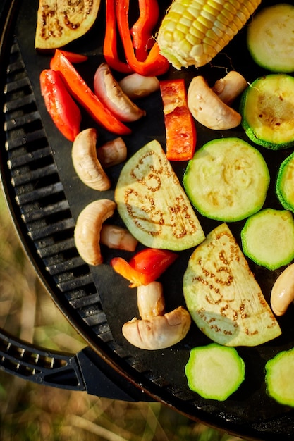 Arrostire le verdure sul barbecue a gas all'aperto nel cortile di casa, Verdure alla griglia, picnic estivo in famiglia, cibo sulla natura.