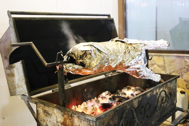 Arrosto allo spiedo con barbecue di agnello intero