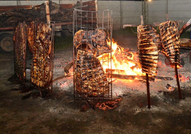 Arrosto argentino tradizionale delle costolette della mucca del barbecue