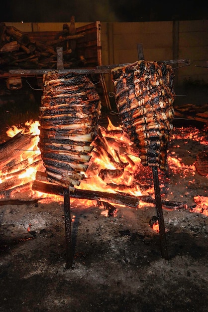 Arrosto argentino tradizionale delle costolette della mucca del barbecue