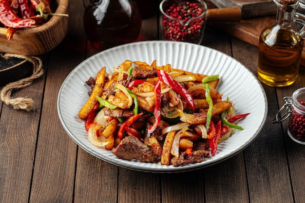 Arrosto di carne di manzo con patate e peperoni