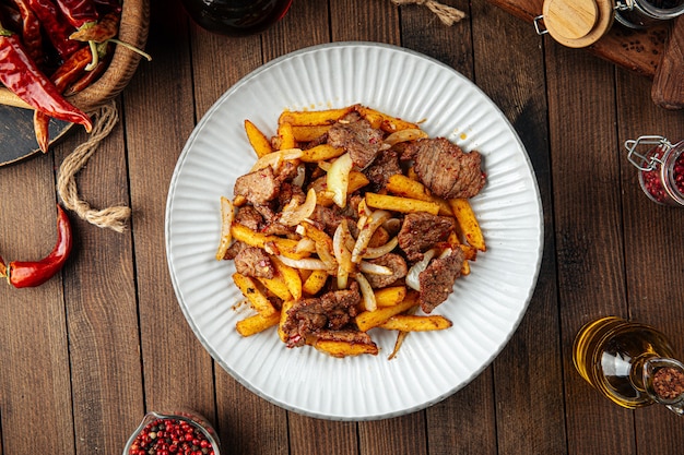 Arrosto di carne di manzo con patate fritte