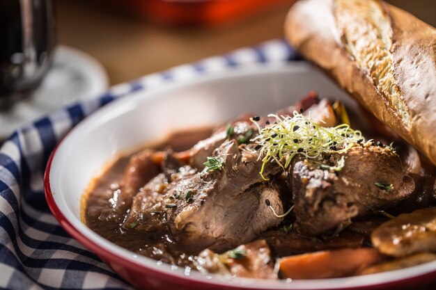 Arrosto di cinghiale con funghi carota, baguette e birra alla spina.