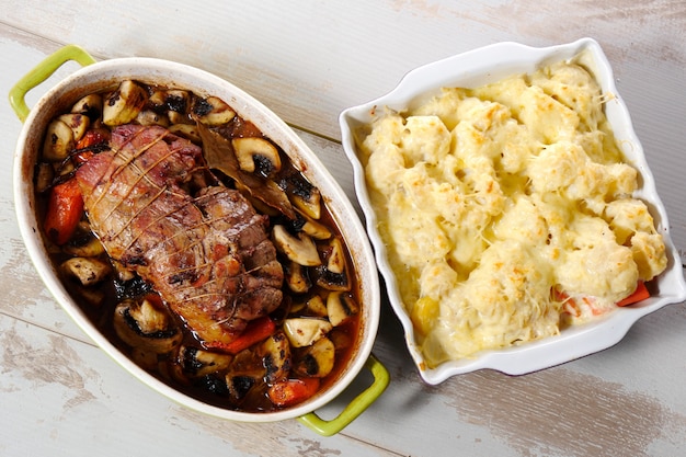 Arrosto di maiale con funghi e pomodori