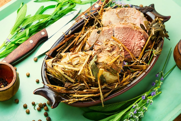 Arrosto di maiale nel fieno alle erbe