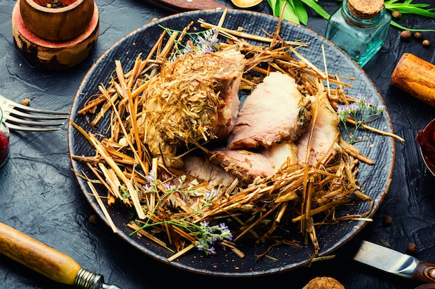 Arrosto di maiale nel fieno alle erbe