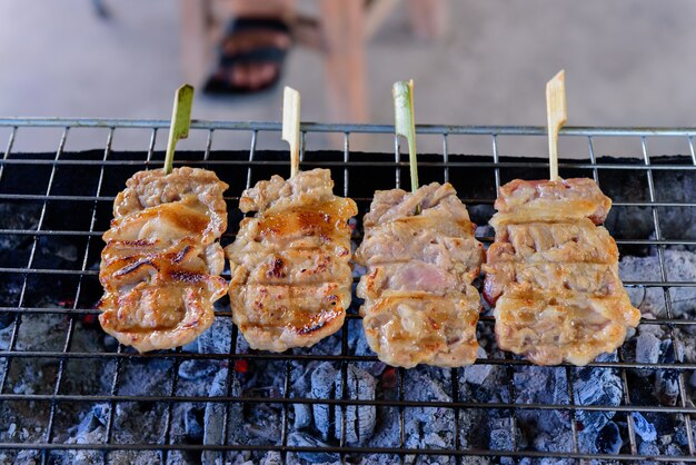 Arrosto di maiale sul fornello, cibo da strada della Thailandia