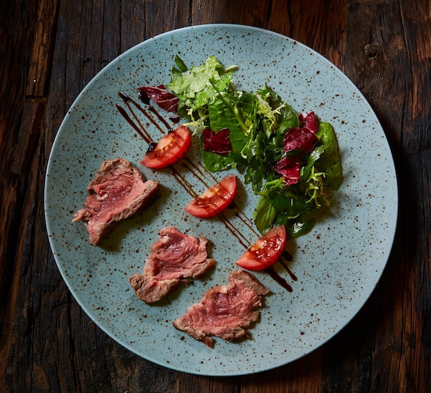 Arrosto di manzo alla griglia e insalata verde