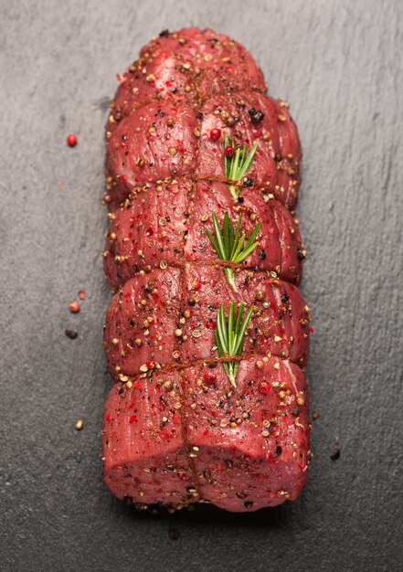 Arrosto di manzo con spezie e rosmarino vista dall'alto