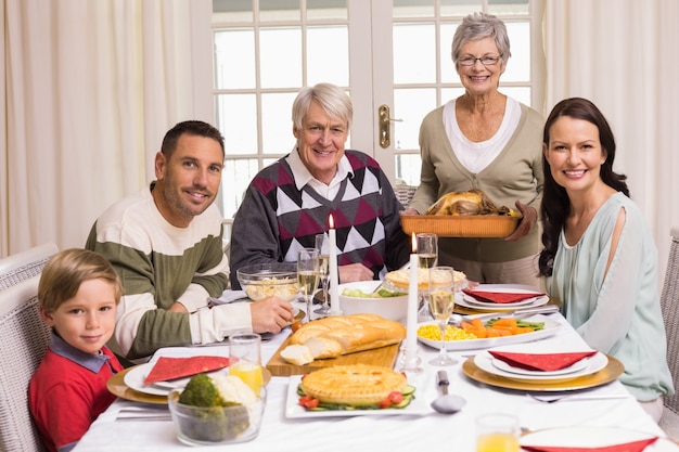 Arrosto di tacchino della holding della nonna con la famiglia a natale