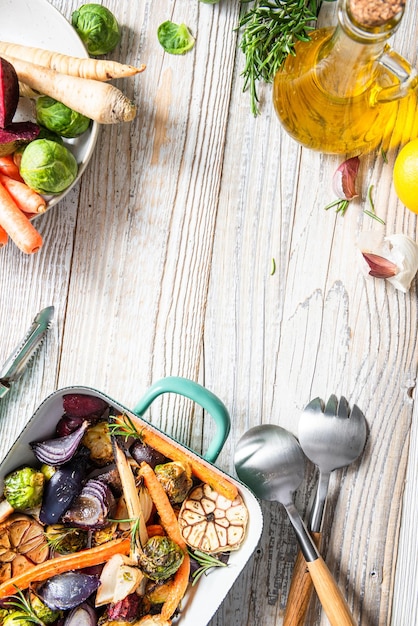 Arrosto di verdure a radice mista con erbe Cibo alla griglia semplice e salutare